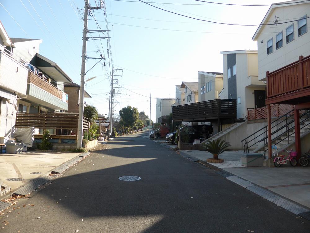 Local appearance photo. Nice streets sense of good order houses lined. 