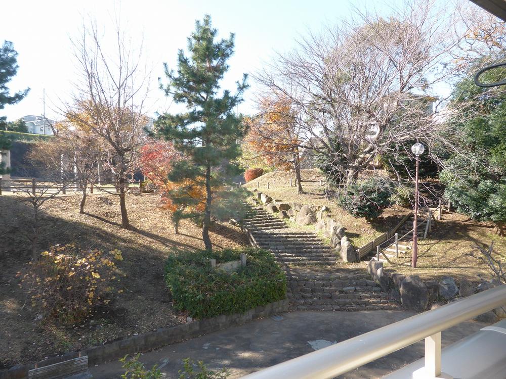 View photos from the dwelling unit. Open-minded view from the balcony.  Spread a park on the south side, You can also see a fun form of lush landscape and children. 