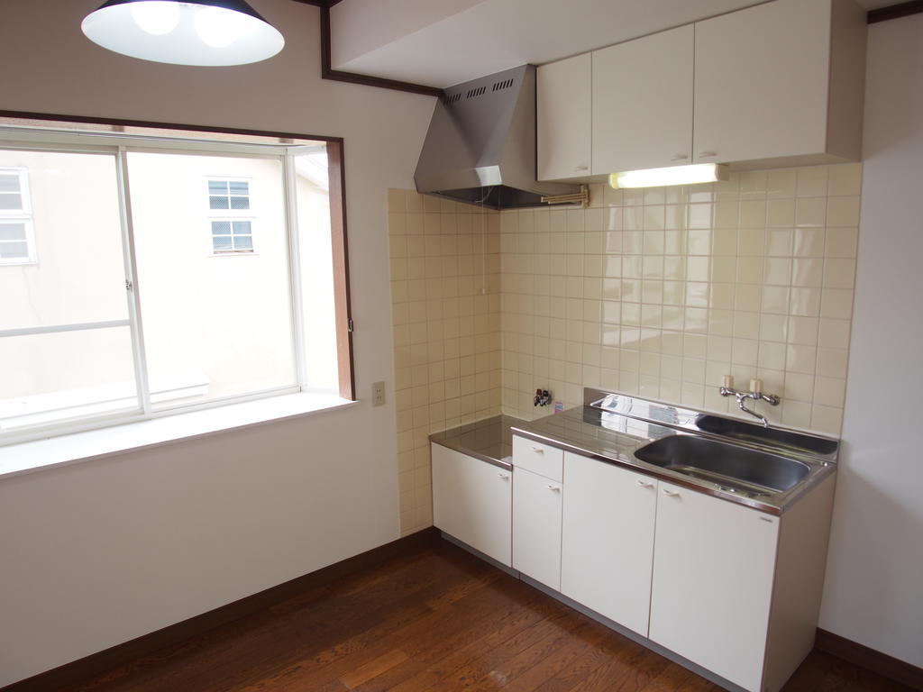 Kitchen. There is also a bay window in the Gasukitchin of city gas specifications! !