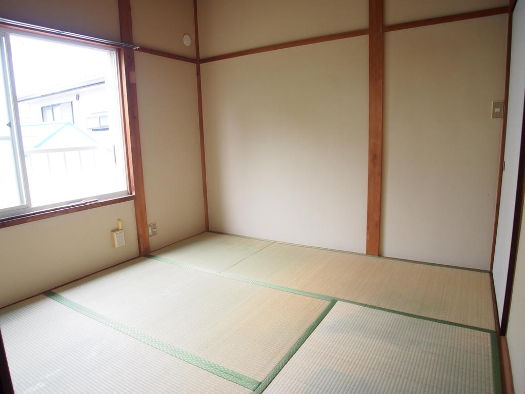 Other room space. It is wide enough when it was just bet there between the storage is 2, the Japanese-style room! !