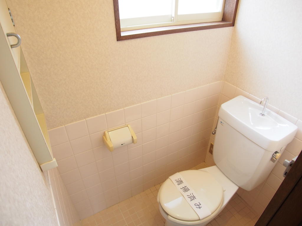 Toilet. There is a window, You can natural ventilation! !