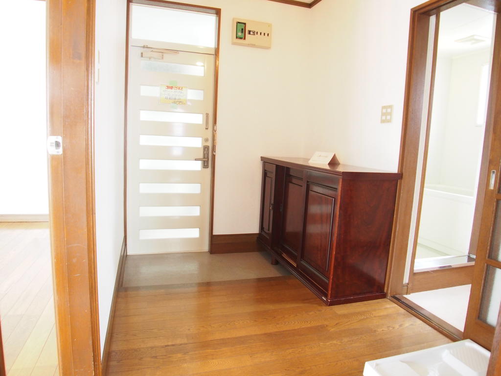 Entrance. Floor with entrance hall! !  Also equipped with shoe box! !