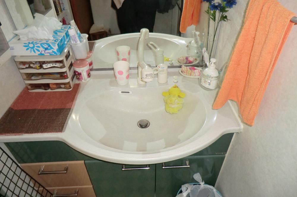 Wash basin, toilet. Indoor (12 May 2013) Shooting Current state