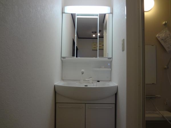 Wash basin, toilet