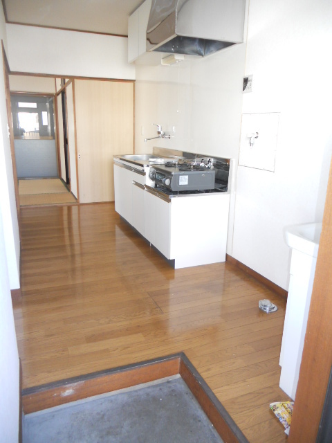 Entrance. Reheating ・ South-facing angle room ・ Independent wash basin