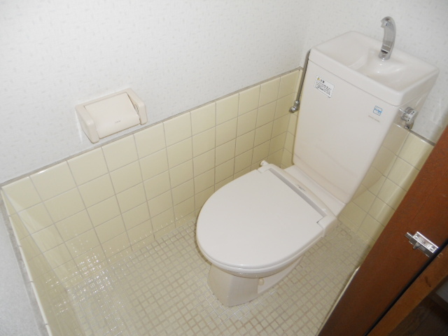 Toilet. Reheating ・ South-facing angle room ・ Independent wash basin