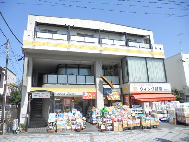 Building appearance. Sea near woman limited Mansion