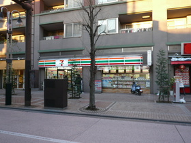 Convenience store. 900m to Seven-Eleven (convenience store)