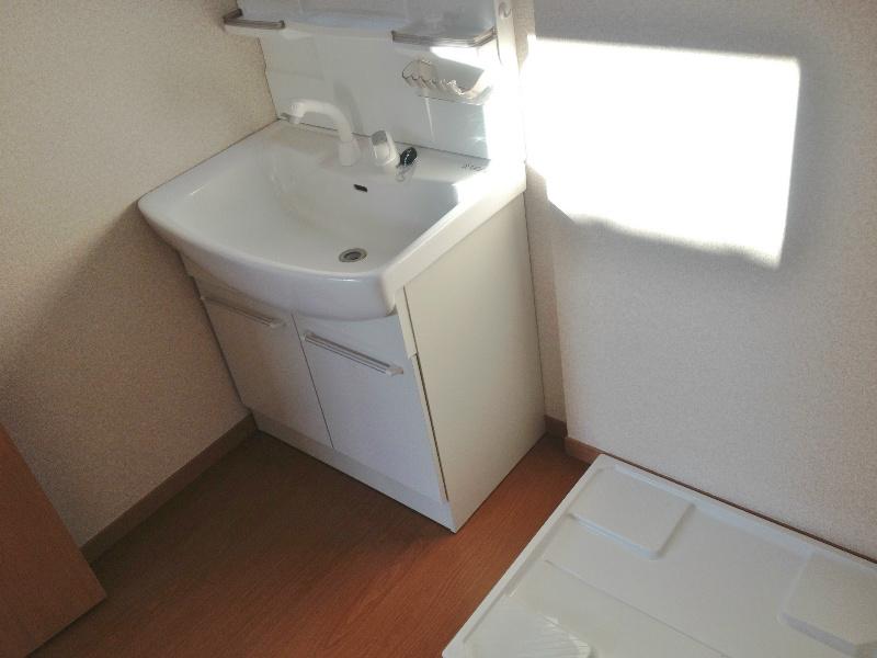 Wash basin, toilet. With shampoo dresser! 