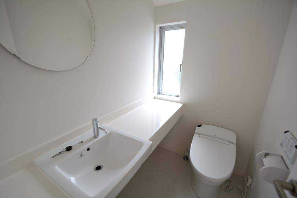 Toilet. Tankless toilet, mirror, Toilet with a clean feeling in the hand-washing, etc. fashionable