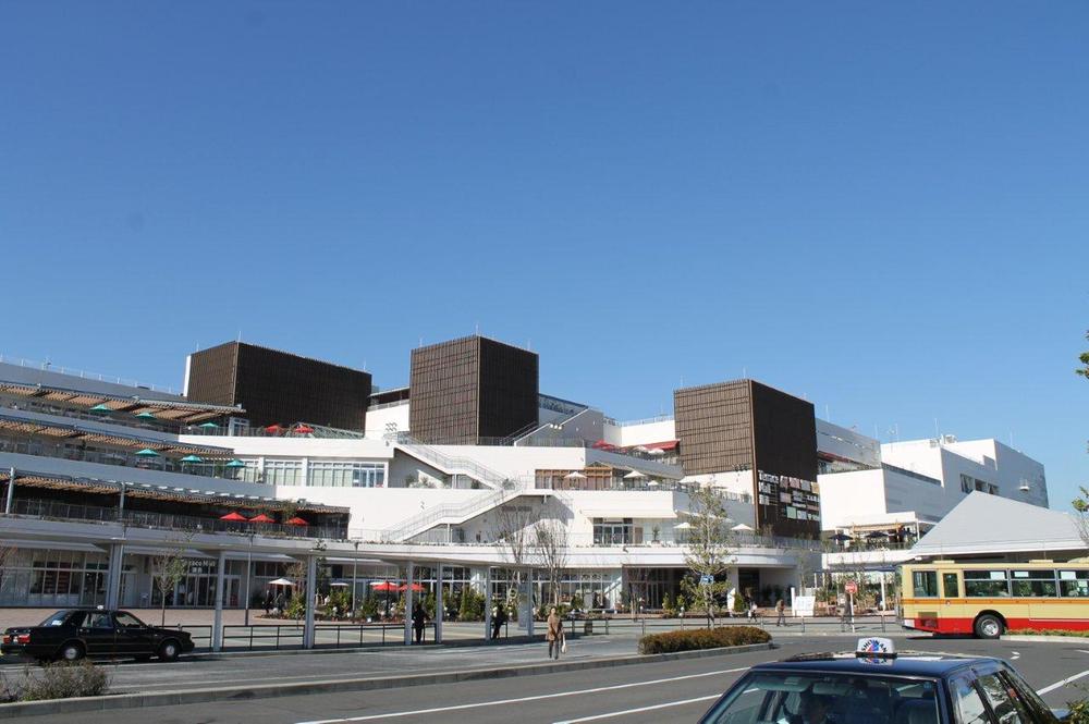 Shopping centre. 900m to Terrace Mall Shonan