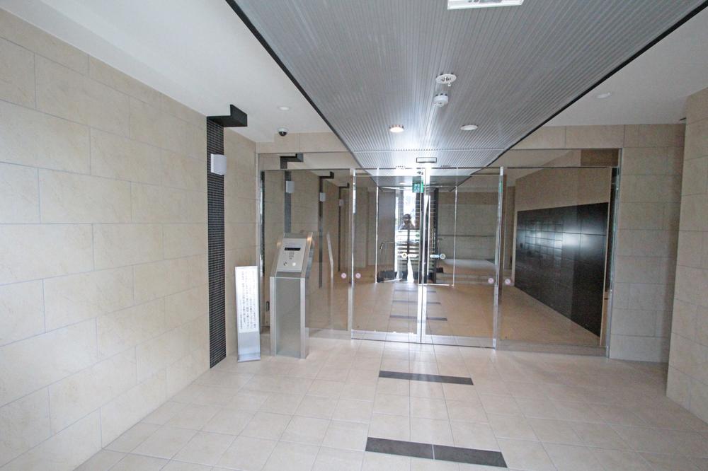 Entrance. Auto-lock equipped