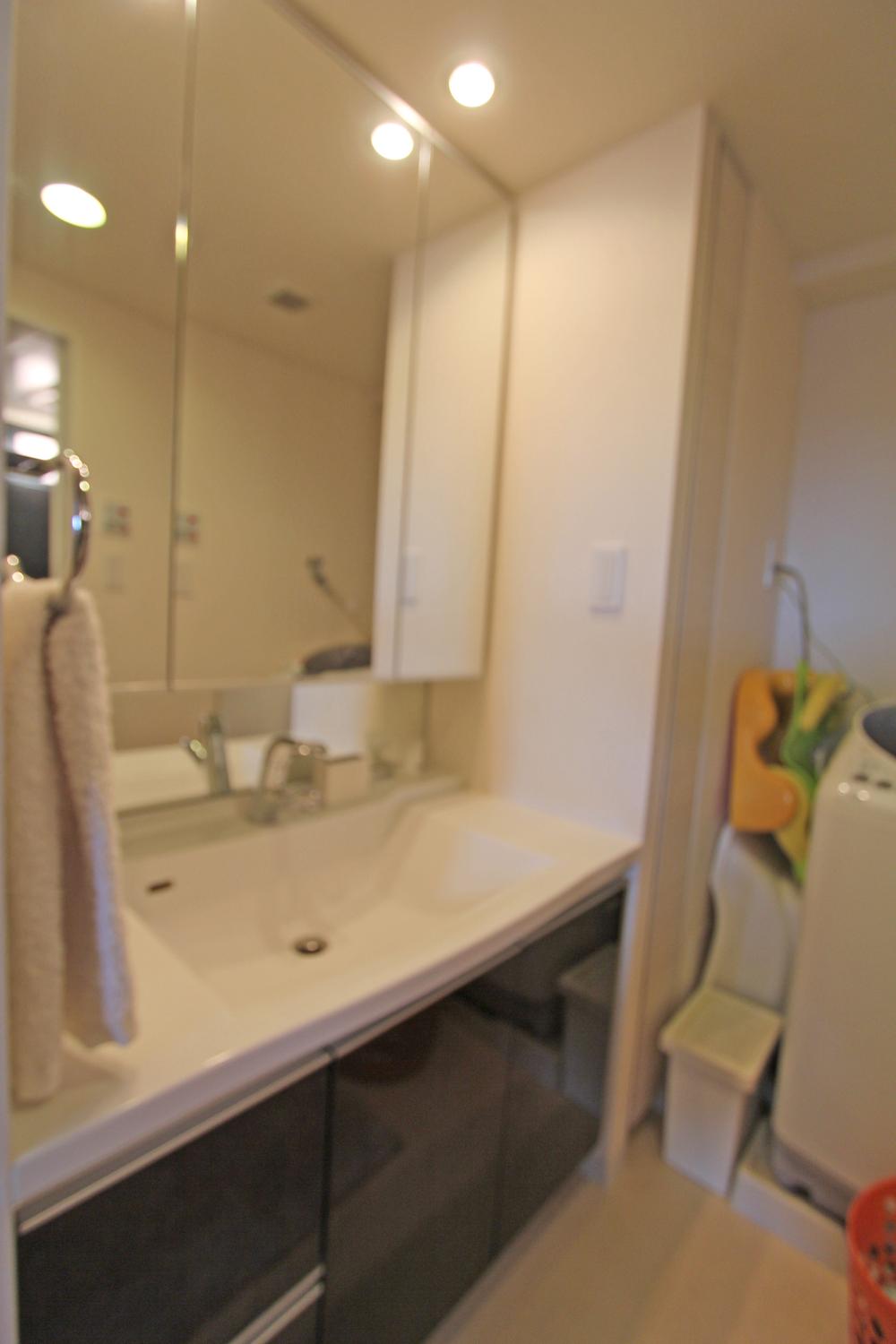 Wash basin, toilet. Indoor (12 May 2013) Shooting