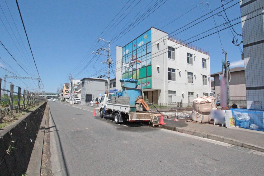 Local photos, including front road. Local (08 May 2013) Shooting