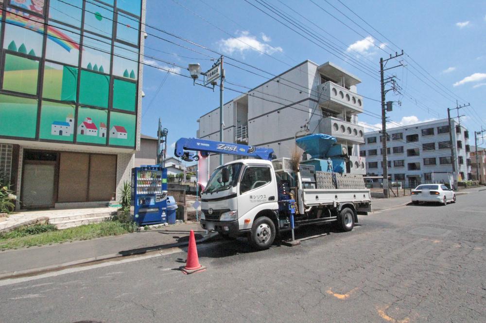 Local photos, including front road. Local (08 May 2013) Shooting