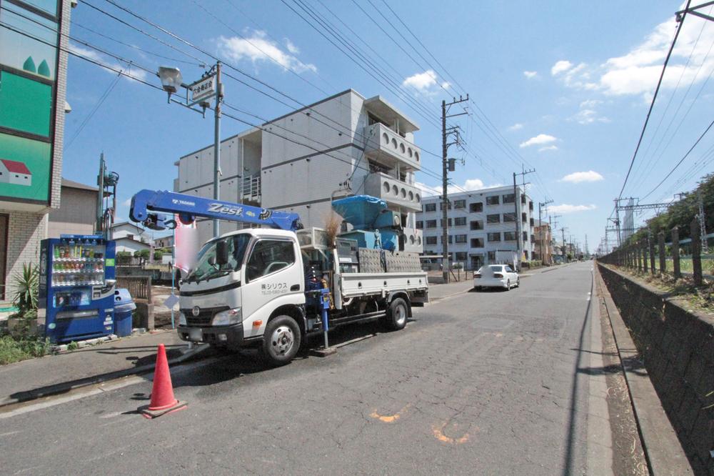 Local photos, including front road. Local (08 May 2013) Shooting