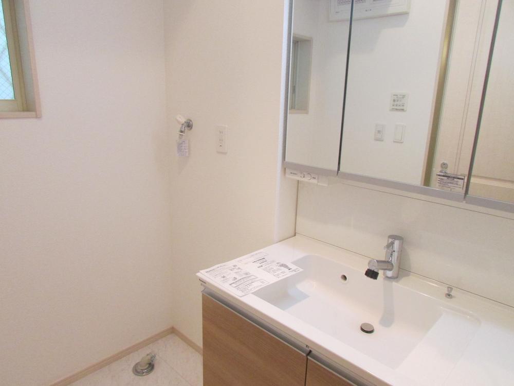 Wash basin, toilet. Room (August 2013) Shooting