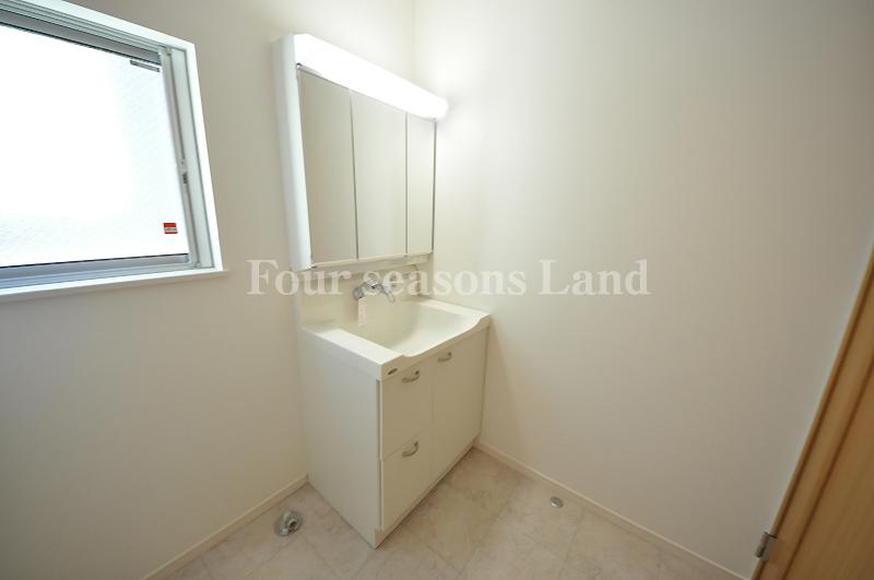 Wash basin, toilet. Indoor (12 May 2013) Shooting