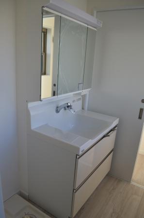 Wash basin, toilet. Three-sided mirror ・ Basin shower faucet is standard equipment