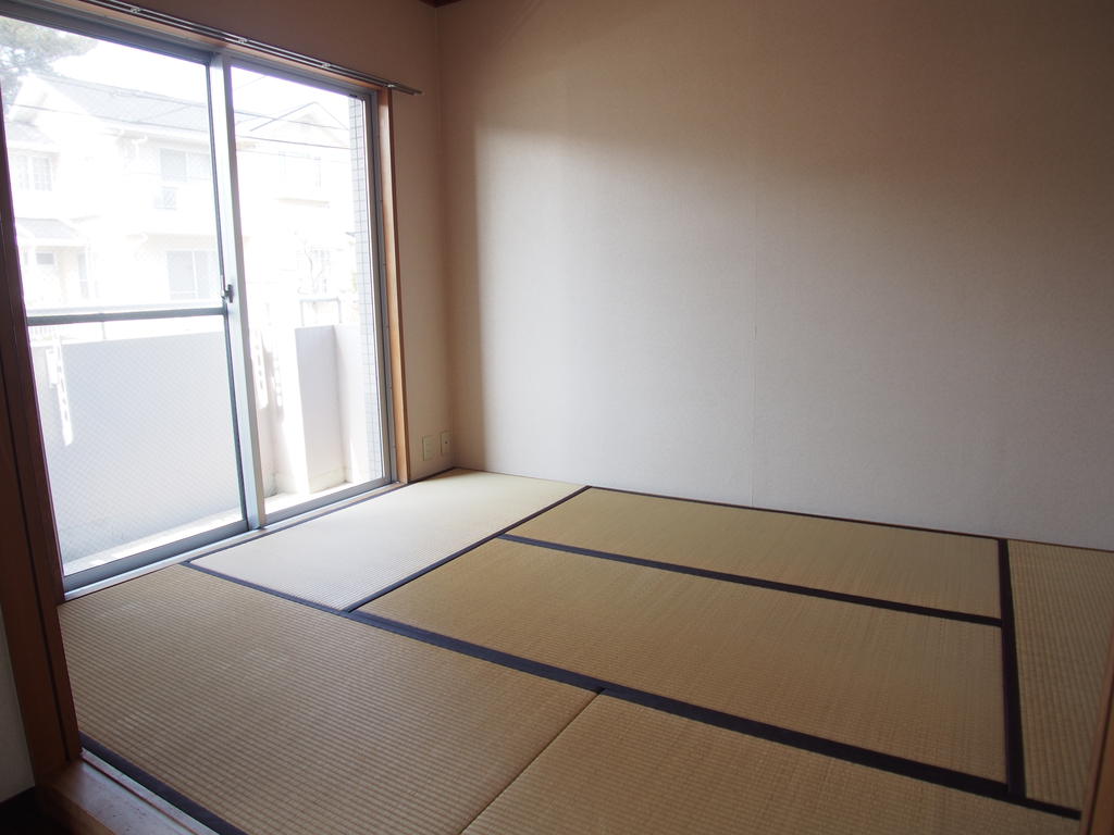 Other room space. Next to the living room there is a Japanese-style room, It can also enter and exit to the balcony! !