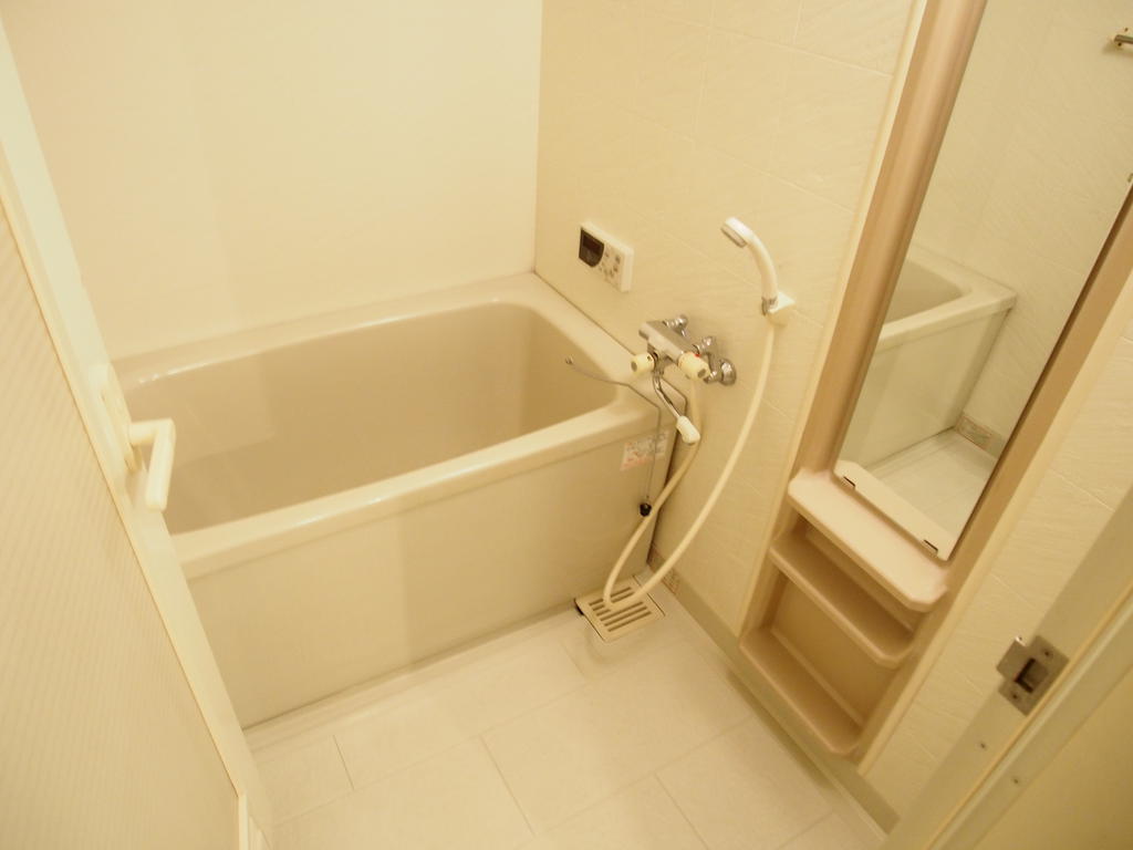 Bath. That can add 焚給 hot water bathroom! !