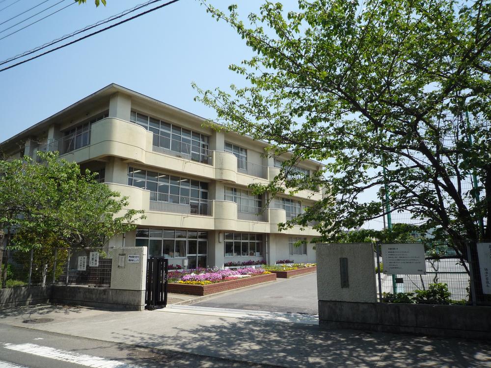 Primary school. 437m to Fujisawa Tatsukugui Hiroshi Elementary School