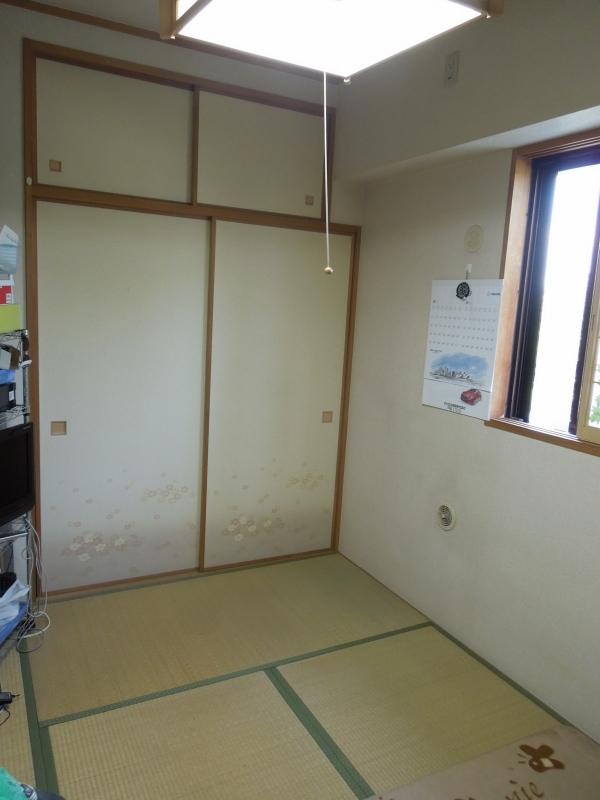 Non-living room. There is between the Japanese-style room 6 tatami.