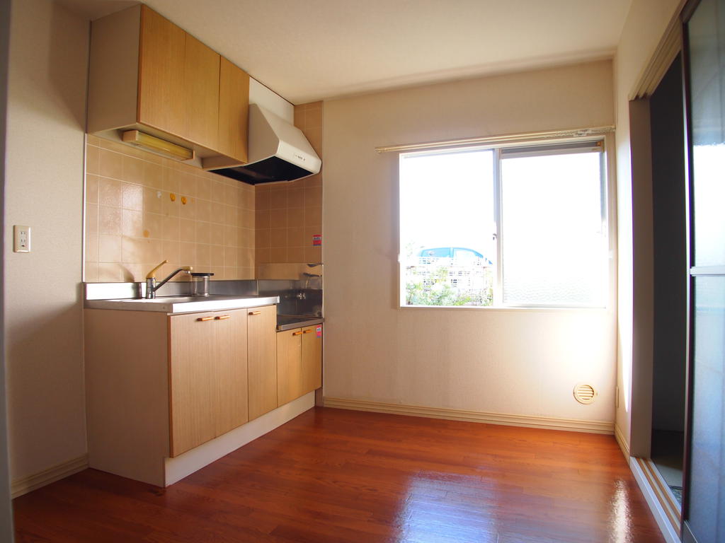 Kitchen. Bright kitchen with a window! !