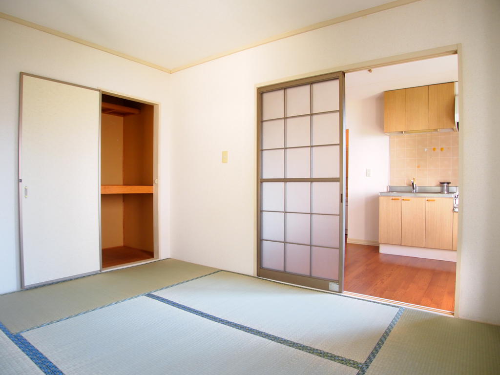 Living and room. Kitchen next to the Japanese-style living-facing! !