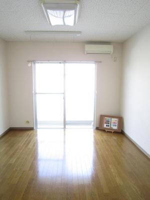 Living and room. Western-style 7.0 Pledge of flooring. It has indoor clothes installation.