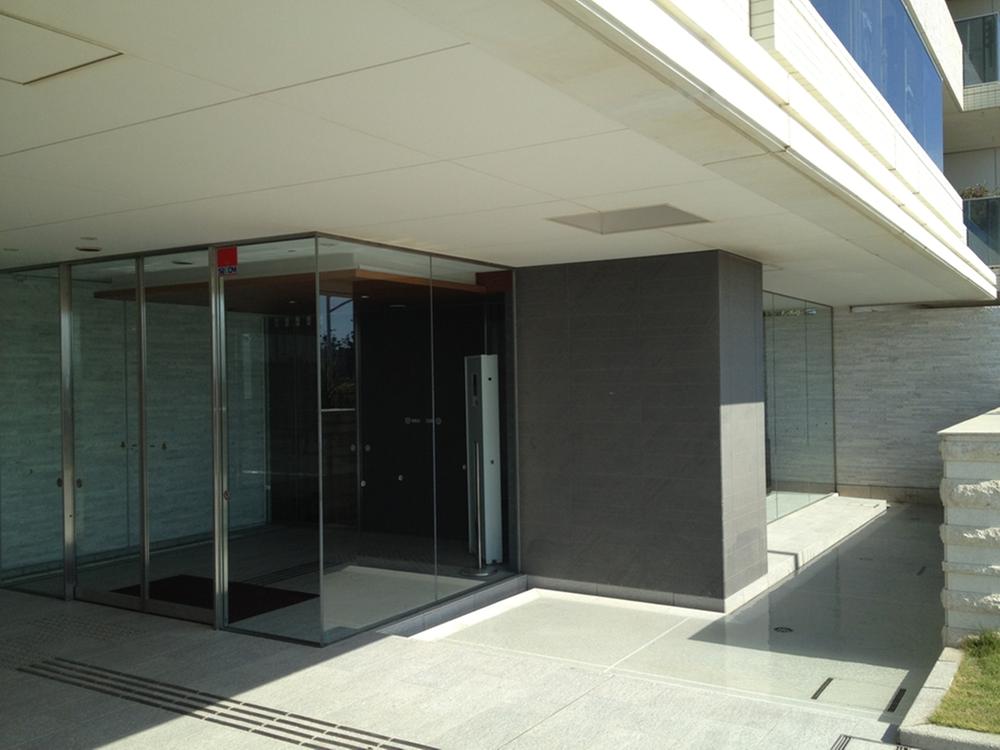 Entrance. Common areas