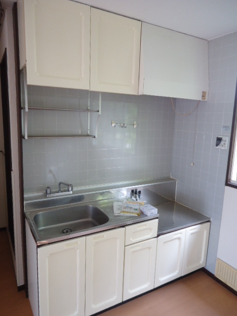 Kitchen. Shopping convenient station near property! Pets Allowed