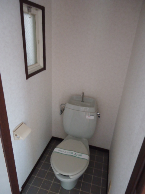 Toilet. Shopping convenient station near property! Pets Allowed