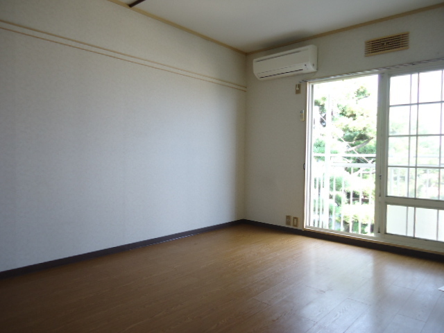 Living and room. Shopping convenient station near property! Pets Allowed