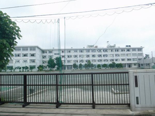Junior high school. 920m until the Meiji junior high school