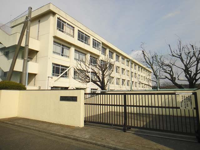 Primary school. 1800m until the Municipal Nakazato Elementary School