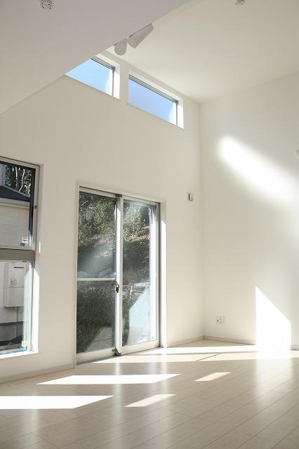 Living. Large windows opening sunshine on the south side enters plenty. Since the living room of the family reunion there is also a blow-by, It is likely to send a daily peace. No.A Building. 