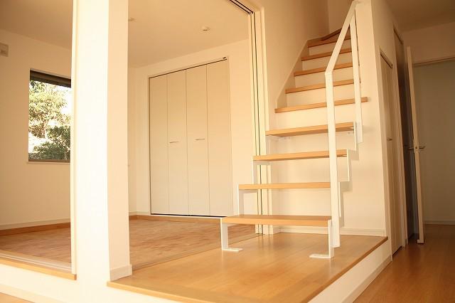 Non-living room. There is a design stairs to the second floor right next to the Japanese-style room. Since it has connected with living, every day, Take also communication with children, It is designed to please his wife. No.A Building. 