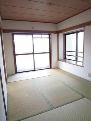 Living and room. Bright Japanese-style room in the two-sided lighting. (Current state priority)