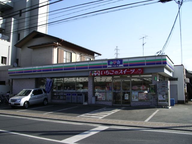 Convenience store. Three F until the (convenience store) 520m