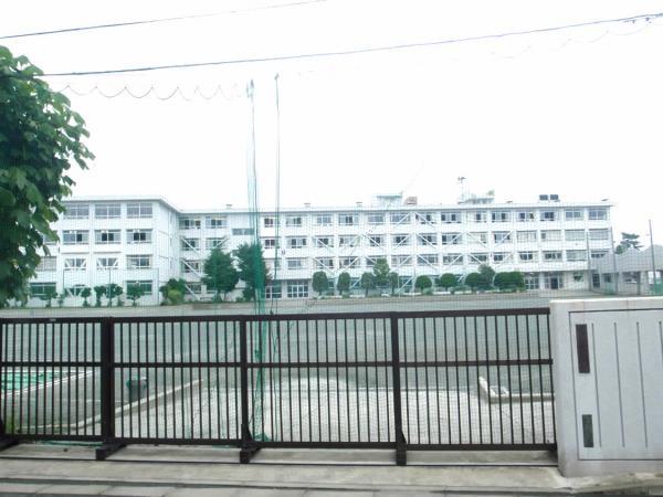 Junior high school. 650m until the Meiji junior high school