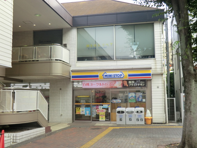 Convenience store. MINISTOP up (convenience store) 135m