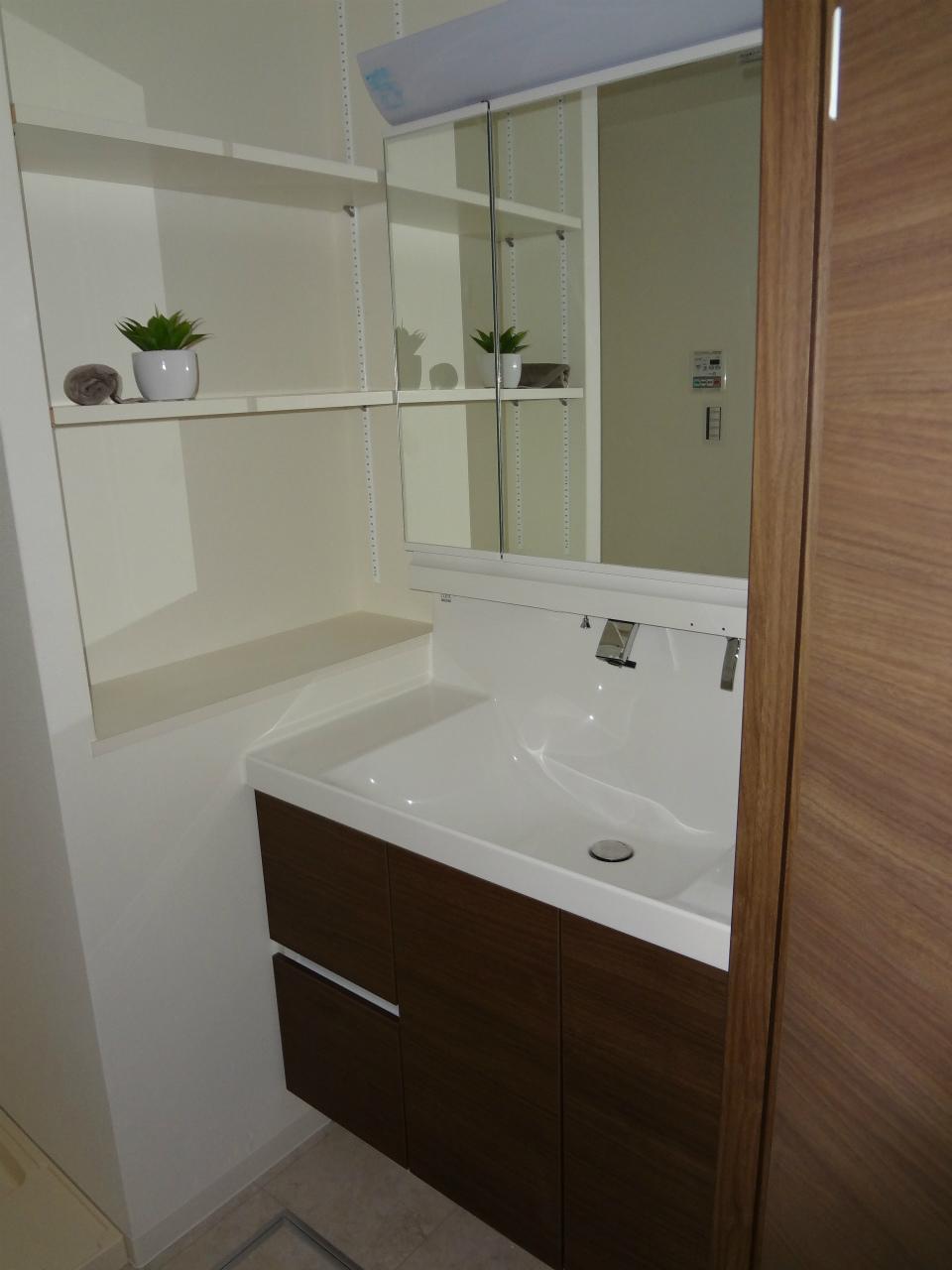 Wash basin, toilet. Indoor (11 May 2013) Shooting