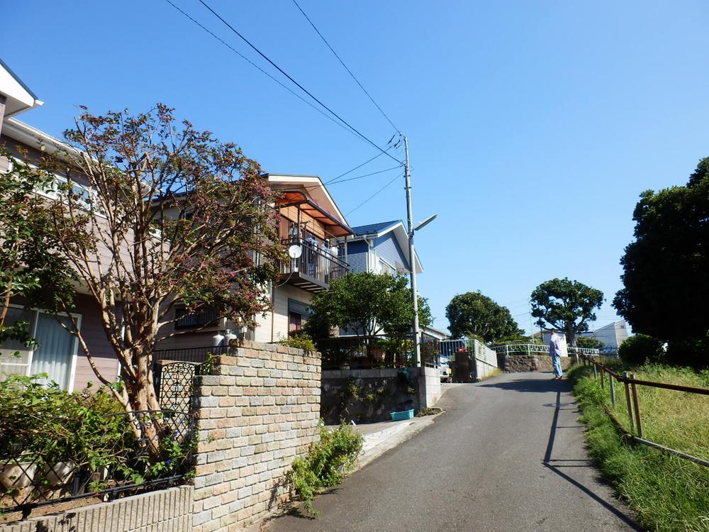 Local photos, including front road. Local (10 May 2012) shooting