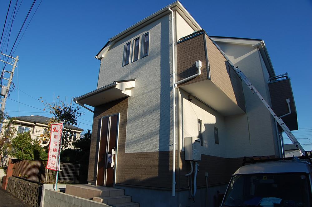 Local photos, including front road. Local (11 May 2013) Shooting