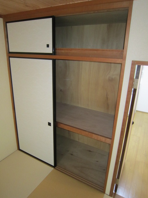 Receipt. It is a Japanese-style room storage.