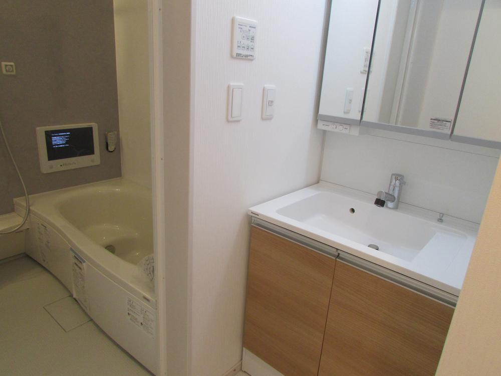 Wash basin, toilet. Room (August 2013) Shooting