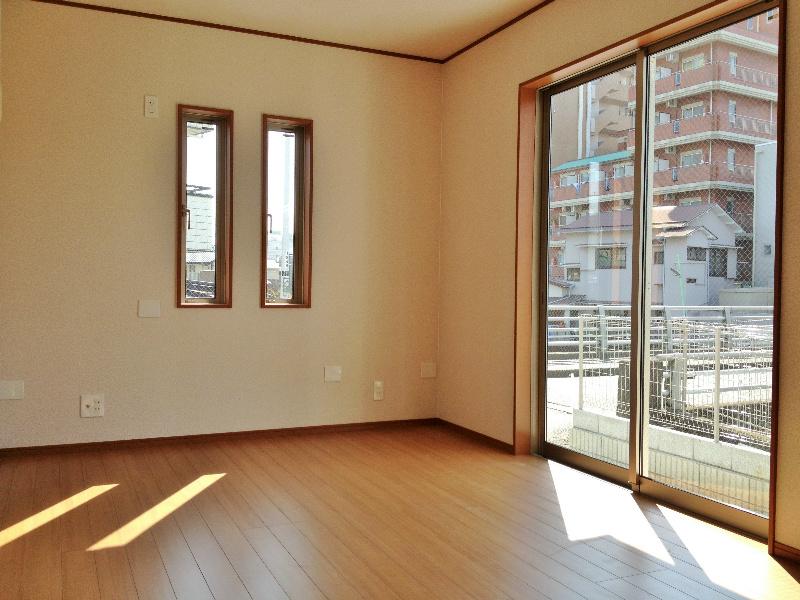 Living. Sunny living!