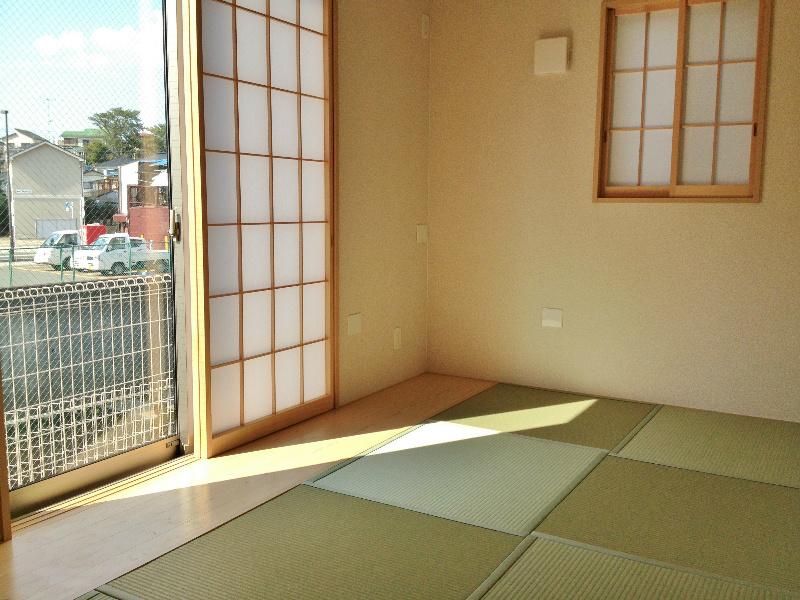 Non-living room. Japanese-style room was also available to 1F. Sunny!