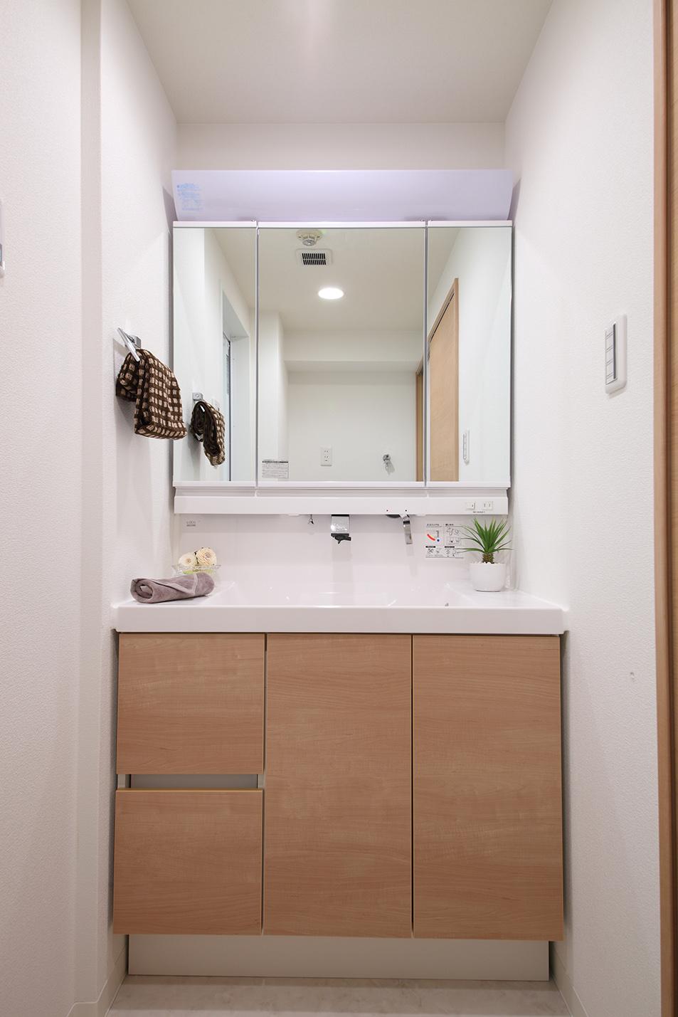 Wash basin, toilet. Room (August 2013) Shooting